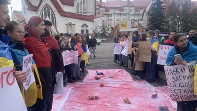У Тернополі до храму московського патріархату принесли "закривавлені" іграшки