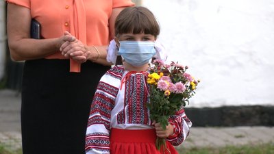Чекають на обіцяний автобус. Першовереснева історія трьох сіл на Рівненщині Чекають на обіцяний автобус. Першовереснева історія трьох сіл на Рівненщині