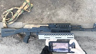 У Коростені поліцейські виявили в атомобілі автомат, понад дві сотні набоїв, постріли до гранатомета та пістолет У Коростені поліцейські виявили в атомобілі автомат, понад дві сотні набоїв, постріли до гранатомета та пістолет