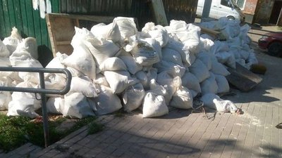 Ремонтне сміття біля контейнерів 