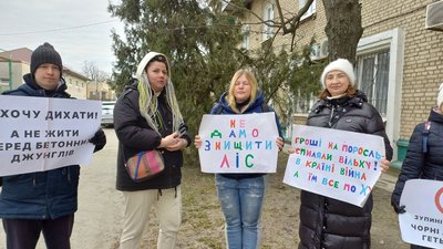 "Ліс — не дрова". У Дніпрі вийшли на акцію під прокуратуру на захист дерев на житломасиві Придніпровський "Ліс — не дрова". У Дніпрі вийшли на акцію під прокуратуру на захист дерев на житломасиві Придніпровський