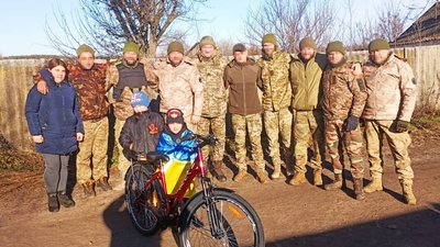 Бійці 103 бригади ТрО допомогли здійснити мрію 8-річного Максима з деокупованого села Бійці 103 бригади ТрО допомогли здійснити мрію 8-річного Максима з деокупованого села