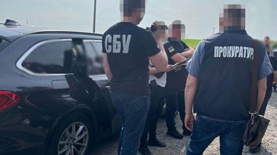 На Львівщині митника підозрюють у хабарництві На Львівщині митника підозрюють у хабарництві