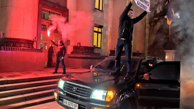 Позашляховик на вході Харківської ОДА: хто протестував і що сказав Кучер Позашляховик на вході Харківської ОДА: хто протестував і що сказав Кучер