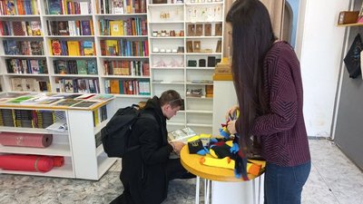 В одній із полтавських книгарень зібрали майже 20 тисяч гривень для військових В одній із полтавських книгарень зібрали майже 20 тисяч гривень для військових