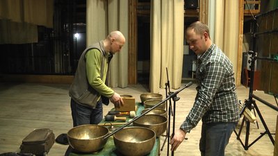 Почуття та настрій – через звучання тібетської чаші. До Житомира приїхав дует дзвонарів