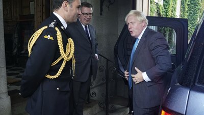 Джонсон перериває відпустку, щоб позмагатись за крісло прем’єра Британії — ЗМІ