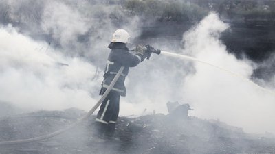 У Тернополі вздовж річки Серет понад 4 години гасили пожежу. Горів очерет