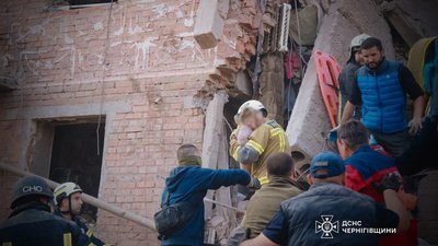 Дівчинка, яку врятували з-під завалів у будинку у Прилуках наразі у лікарні