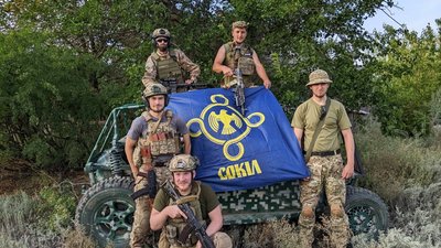 Андрій Леськів із прапором ГО "Сокіл" Андрій Леськів із прапором ГО "Сокіл"