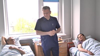 Олексій Підмурняк дає рекомендації своїм пацієнтам після трансплантації.