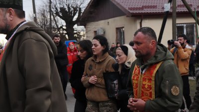 У Бовшеві на Франківщині попрощалися з полеглим Героєм України Дмитром Коцюбайлом на позивний Да Вінчі У Бовшеві на Франківщині попрощалися з полеглим Героєм України Дмитром Коцюбайлом на позивний Да Вінчі
