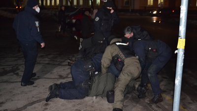 У Житомирі під час акції "Стерненку волю!" сталися сутички між поліцією і протестувальниками У Житомирі під час акції "Стерненку волю!" сталися сутички між поліцією і протестувальниками
