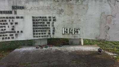 На Закарпатті демонтували зображення радянських солдатів На Закарпатті демонтували зображення радянських солдатів