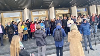 Автобуси для театру та будинку-інтернату на Житомирщині передали з-за кордону благодійники