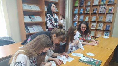 У Тернополі вишивальниці вчили студентів борщівським узорам