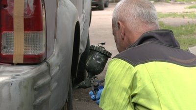 У Черкасах відновлюють автівки для ЗСУ У Черкасах відновлюють автівки для ЗСУ