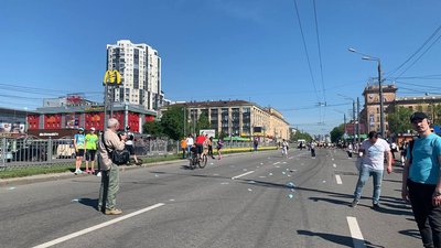 Харківський напівмарафон: спортсмени скидають маски на землю після старту Харківський напівмарафон: спортсмени скидають маски на землю після старту