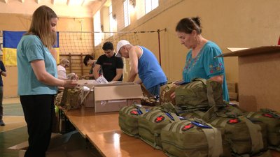 У Франківську укомплектують 4 300 аптечок для військових У Франківську укомплектують 4 300 аптечок для військових