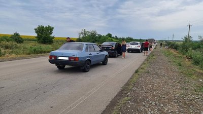 Дві вантажівки спричинили затор на ґрунтовій дорозі у Миколаївській області Дві вантажівки спричинили затор на ґрунтовій дорозі у Миколаївській області