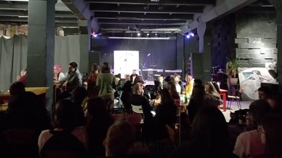 У Тернополі волонтери провели "Квартирник", щоб зібрати кошти для ЗСУ У Тернополі волонтери провели "Квартирник", щоб зібрати кошти для ЗСУ