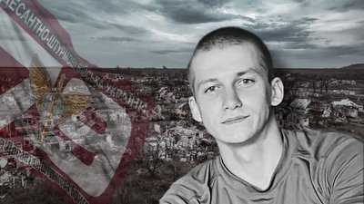 Військовослужбовець Євгеній Цик на фоні зруйнованої Мар'їнки