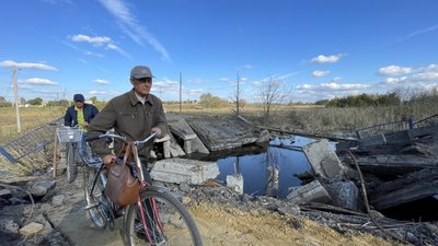 Місцеві жителі переходять зруйнований міст на околиці деокупованого селища Борова, 7 жовтня. Переправу росіяни підірвали за тиждень до цього, тікаючи з населеного пункту під натиском українських Збройних сил Місцеві жителі переходять зруйнований міст на околиці деокупованого селища Борова, 7 жовтня. Переправу росіяни підірвали за тиждень до цього, тікаючи з населеного пункту під натиском українських Збройних сил