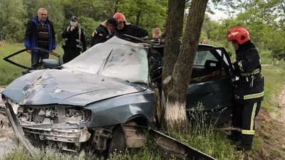 На Рівненщині авто влетіло в дерево, водія – ушпиталили На Рівненщині авто влетіло в дерево, водія – ушпиталили