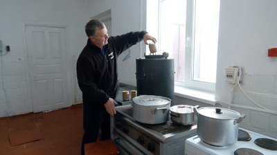 "Віримо у них і будемо підтримувати": як учні та вчителі гімназії на Вінниччині допомагають захисникам "Віримо у них і будемо підтримувати": як учні та вчителі гімназії на Вінниччині допомагають захисникам