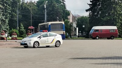 У центрі Луцька чоловік забарикадувався в автобусі, відбулася стрілянина У центрі Луцька чоловік забарикадувався в автобусі, відбулася стрілянина