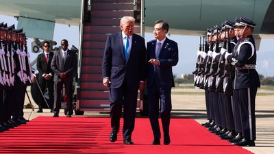 Дональд Трамп прибуває до Південної Кореї