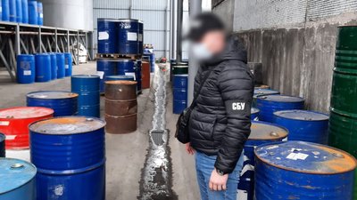 На Дніпропетровщині діяло підпільне виробництво фальсифікованого спирту для антисептиків