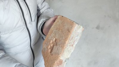 Цегла, на якій двораменний хрест Цегла, на якій двораменний хрест