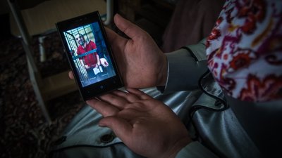 Сальсабіль, донька політичного в'язня Узеїра Абдуллаєва, демонструє фото свого батька, яке вона тихенько зробила на мобільний телефон у залі суду. 18 грудня 2016 р/Аліна Смутко Сальсабіль, донька політичного в'язня Узеїра Абдуллаєва, демонструє фото свого батька, яке вона тихенько зробила на мобільний телефон у залі суду. 18 грудня 2016 р/Аліна Смутко