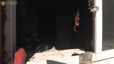 Через пожежу в одній квартирі задимленість розповсюдилась майже на увесь будинок. Через пожежу в одній квартирі задимленість розповсюдилась майже на увесь будинок.