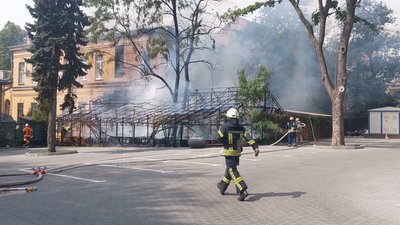 Як рятувальники гасять Будинок архітектора у центрі Харкова: фоторепортаж Як рятувальники гасять Будинок архітектора у центрі Харкова: фоторепортаж