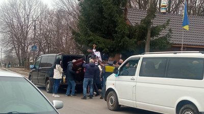 Прощання з Іваном та Людмилою Остапенками, які загинули 14 березня внаслідок російського обстрілу Прощання з Іваном та Людмилою Остапенками, які загинули 14 березня внаслідок російського обстрілу