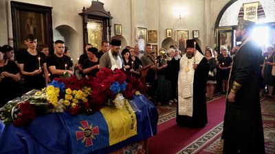 У Чернігові прощалися з командиром бригади окремого механізованого батальйону Віталієм Солодким, що загинув на Луганщині У Чернігові прощалися з командиром бригади окремого механізованого батальйону Віталієм Солодким, що загинув на Луганщині