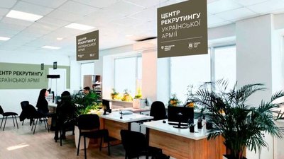 Звернулося 107 людей: як минув перший тиждень роботи рекрутингового центру української армії у Львові