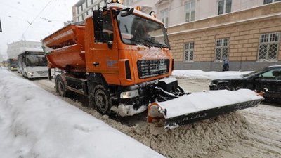 У Львові снігоприбиральна техніка працює у цілодобовому режимі