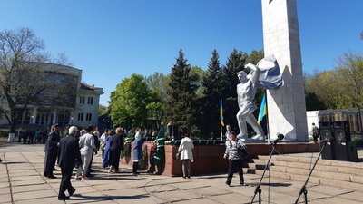Під червоними прапорами в оточені військових РФ: на Херсонщині колаборанти влаштували святкування 9 травня Під червоними прапорами в оточені військових РФ: на Херсонщині колаборанти влаштували святкування 9 травня