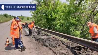У Новоукраїнському районі потік води змив асфальт з дороги. Затопило міст У Новоукраїнському районі потік води змив асфальт з дороги. Затопило міст