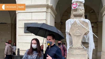 Головних львівських левів одягнули у маски та медичні халати Головних львівських левів одягнули у маски та медичні халати