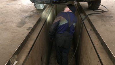У Рівному фірма ремонтує авто для військових і медиків. Як це відбувається