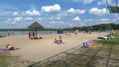 Платний пляж на озері пісочному. Керівництво санаторію «Лісова пісня» каже, що мають на це право Платний пляж на озері пісочному. Керівництво санаторію «Лісова пісня» каже, що мають на це право