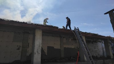 Горіла покрівля будівлі. Російська війська вчергове вдарили по Очакову на Миколаївщині Горіла покрівля будівлі. Російська війська вчергове вдарили по Очакову на Миколаївщині