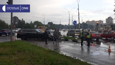 У центрі Сум сталася автомобільна аварія - троє людей у лікарні У центрі Сум сталася автомобільна аварія - троє людей у лікарні