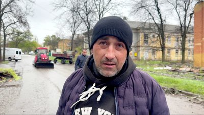 "Перелякана плакала у коридорі. Я ж майже сліпа". Жителі Краматорська розказали про дронову атаку ввечері 23 квітня "Перелякана плакала у коридорі. Я ж майже сліпа". Жителі Краматорська розказали про дронову атаку ввечері 23 квітня