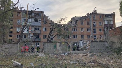 Масований обстріл: вночі російські війська поцілили у п’ятиповерхівку в Миколаєві