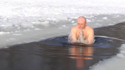 На Водохреща житомиряни самотужки прорубали ополонку для купання у річці Тетерів